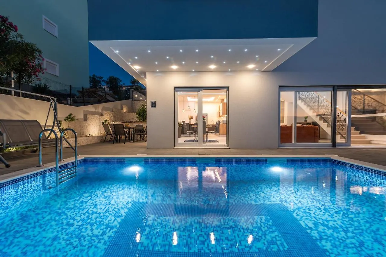 Luxury Villa Sun Stone Heated Pool & Whirlpool Трогир