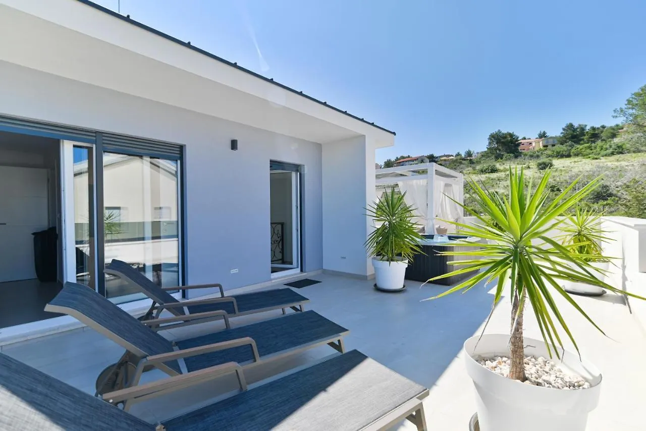 Luxury Villa Sun Stone Heated Pool & Whirlpool Трогир