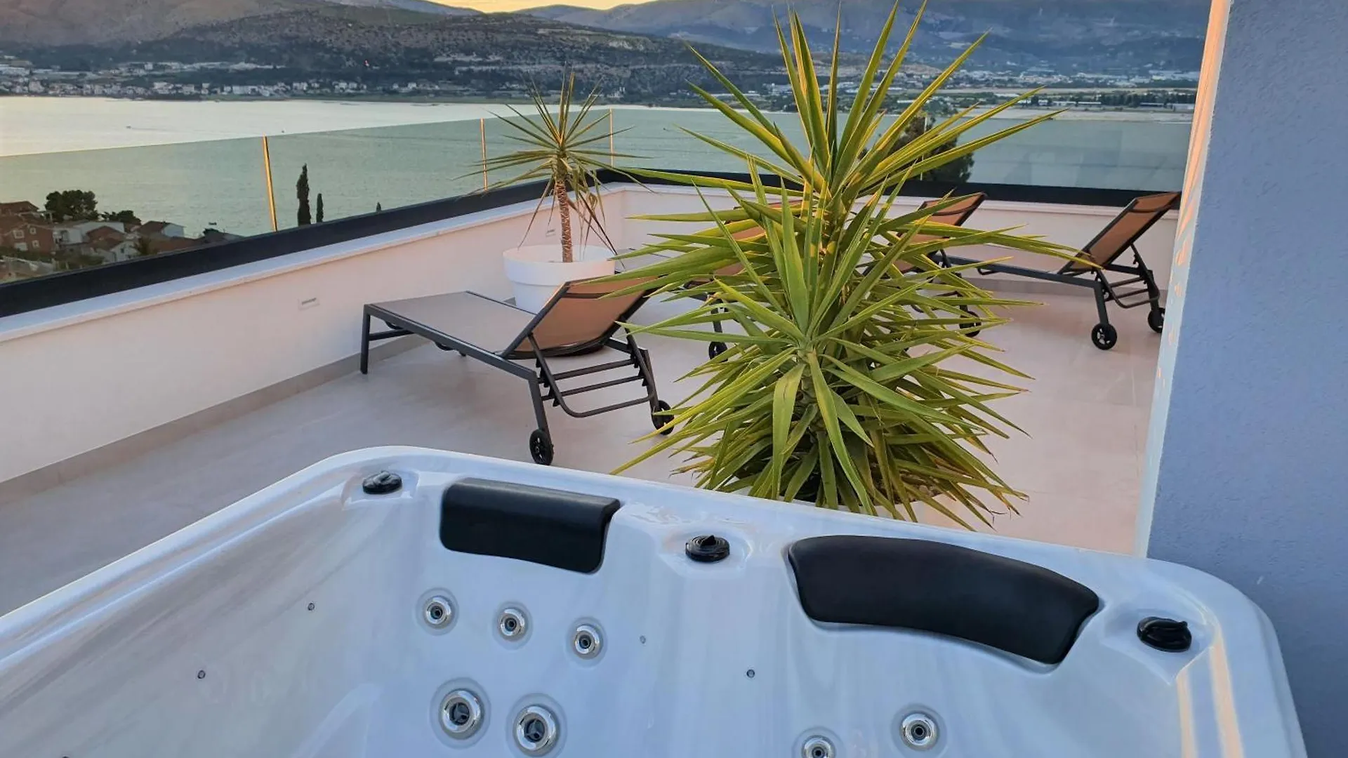 Luxury Villa Sun Stone Heated Pool & Whirlpool Trogir 0*,  Horvátország
